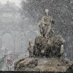 Vista de la fuente de la Cibeles bajo una intensa nevada caída esta mañana en el centro de la capital. EFE/Juan Carlos Hidalgo