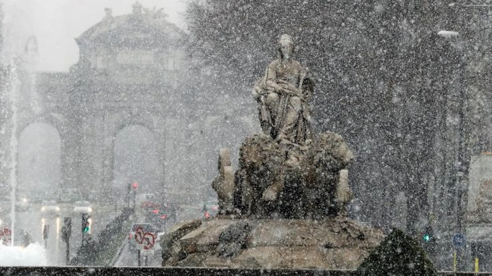 Vista de la fuente de la Cibeles bajo una intensa nevada caída esta mañana en el centro de la capital. EFE/Juan Carlos Hidalgo