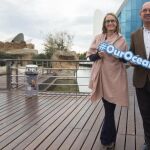 El Oceanogràfic de Valencia celebra este mes de febrero sus quince años de existencia con varias iniciativas y exposiciones. En la imagen, la presidenta del centro, Celia Calabuig, y su director general, Eduardo Nogués