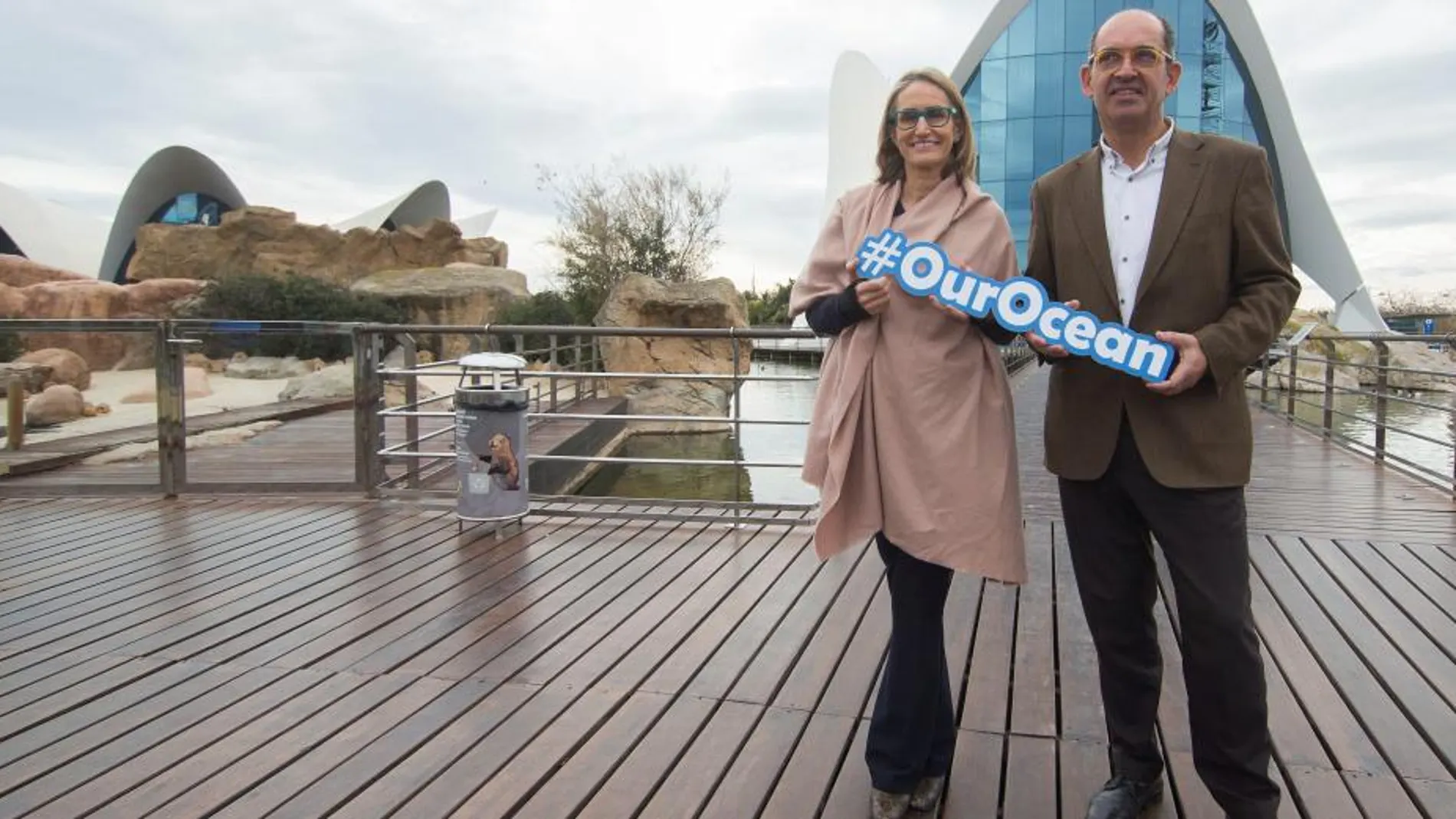 El Oceanogràfic de Valencia celebra este mes de febrero sus quince años de existencia con varias iniciativas y exposiciones. En la imagen, la presidenta del centro, Celia Calabuig, y su director general, Eduardo Nogués