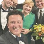 La canciller alemana posa para el «selfie» de Piotr Beczala con su dos piezas verde al término de la ópera de Wagner