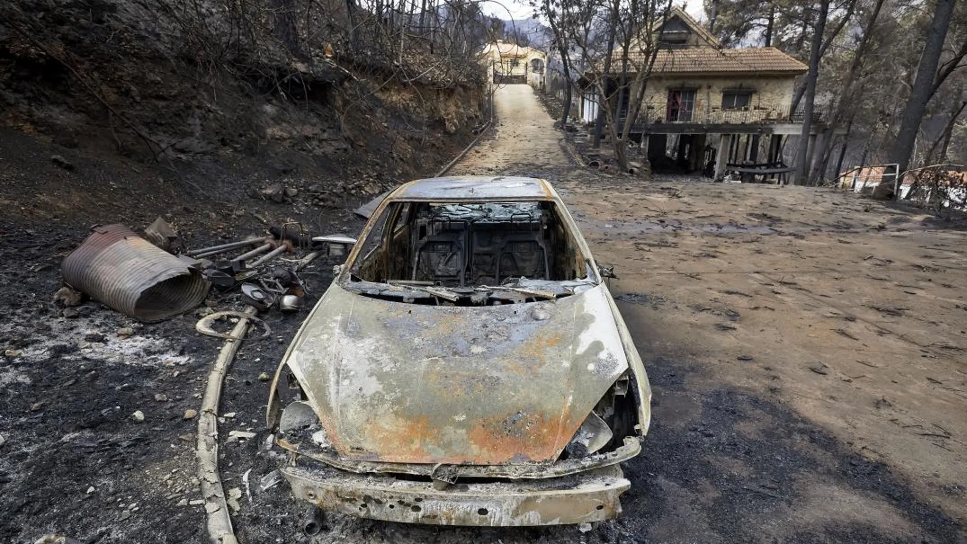 Vista de los daños causados en la urbanización Las Cumbres, que se vio rodeada por el incendio forestal de Llutxent - EFE