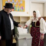 Una pareja con trajes tradicionales vota en Kakasd