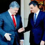 El presidente del Gobierno, Pedro Sánchez, recibió ayer en La Moncloa a su homólogo ucraniano, Petró Poroshenko / Cipriano Pastrano