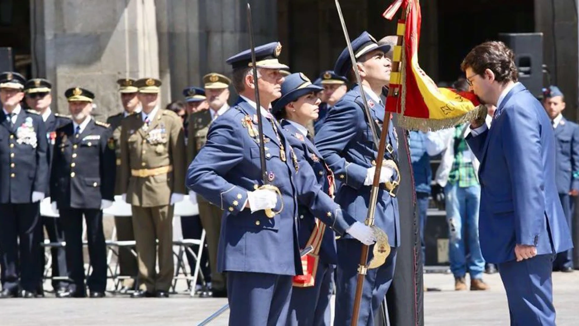 El alcalde de la ciudad, Alfonso Fernández Mañueco, jurando la bandera