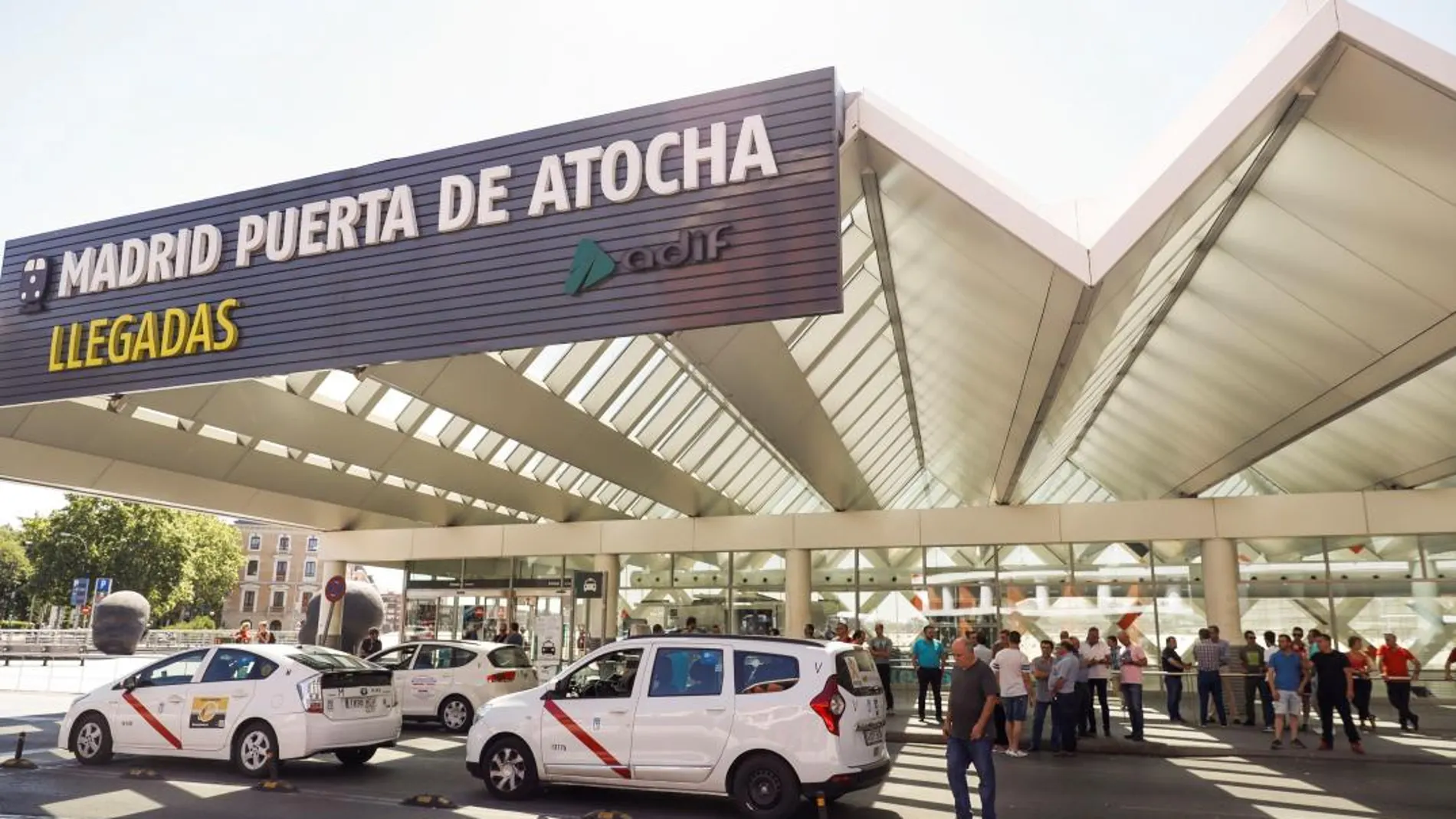 Taxis estacionados en la estación de Alta Velocidad-Larga Distancia de Puerta de Atocha, en la capital de España. EFE/Emilio Naranjo