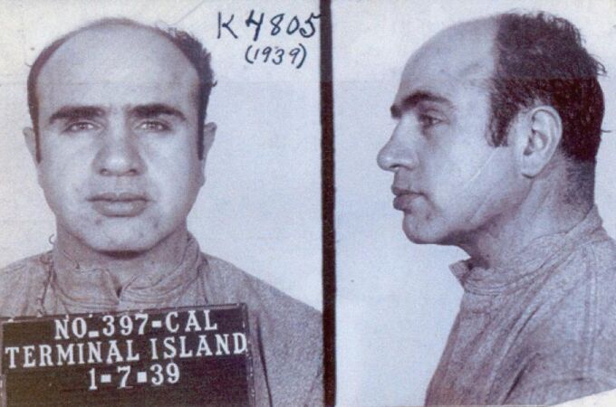 Ficha policial de Al Capone al ingresar en la penitenciaria de Alcatraz