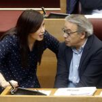 La síndica de Ciudadanos, Mari Carmen Sánchez, habla con el del PSPV, Manolo Mata