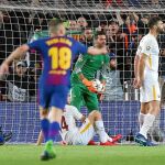 Umtiti celebra el segundo gol del Barcelona, que en realidad se había metido Manolas en su propia portería después de que el balón tocara en el palo