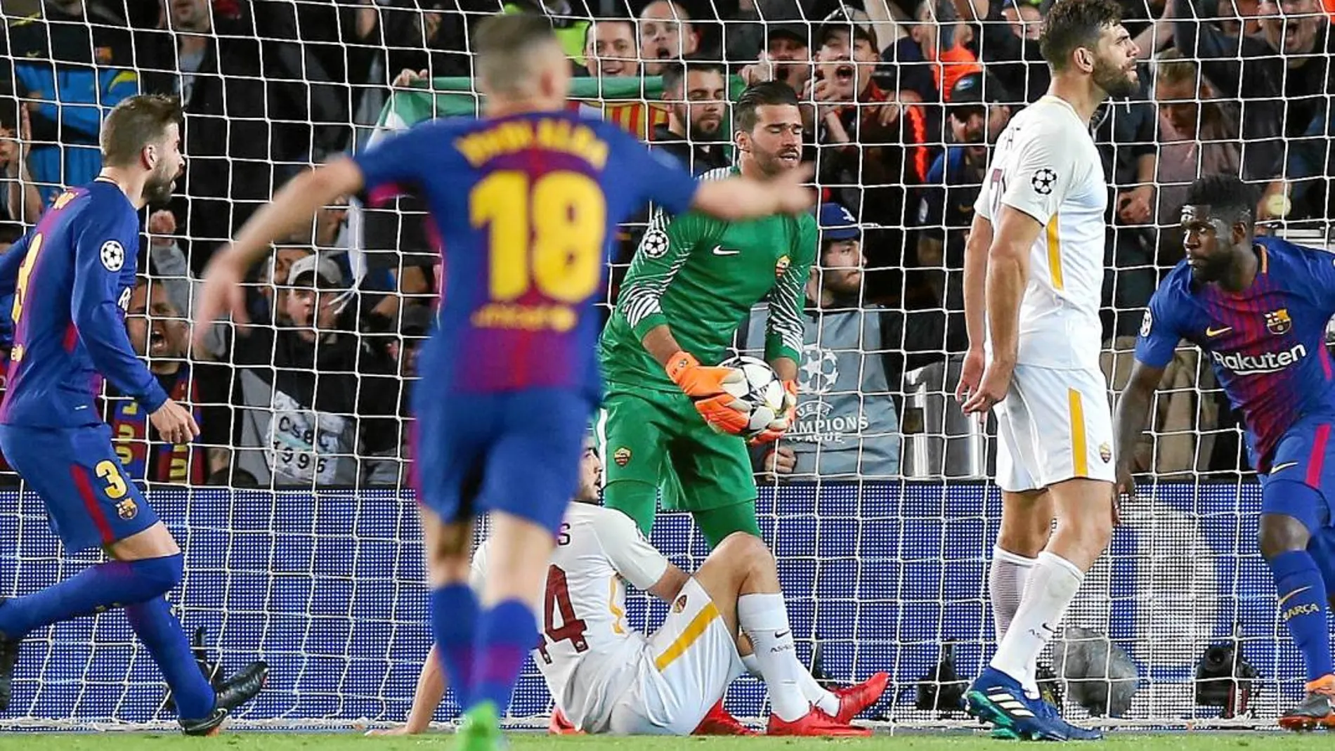 Umtiti celebra el segundo gol del Barcelona, que en realidad se había metido Manolas en su propia portería después de que el balón tocara en el palo