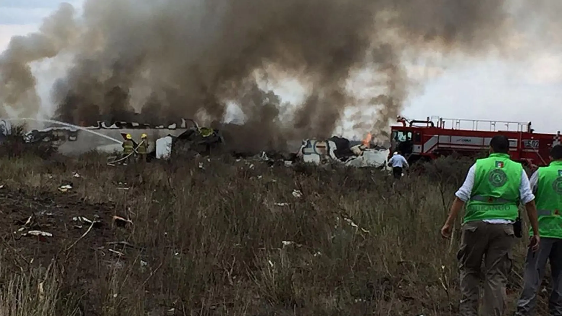 Fotografía cedida por la Coordinación Estatal de Protección Civil (CPCE) de Durango, del avión de Aeroméxico que se estrelló / Efe