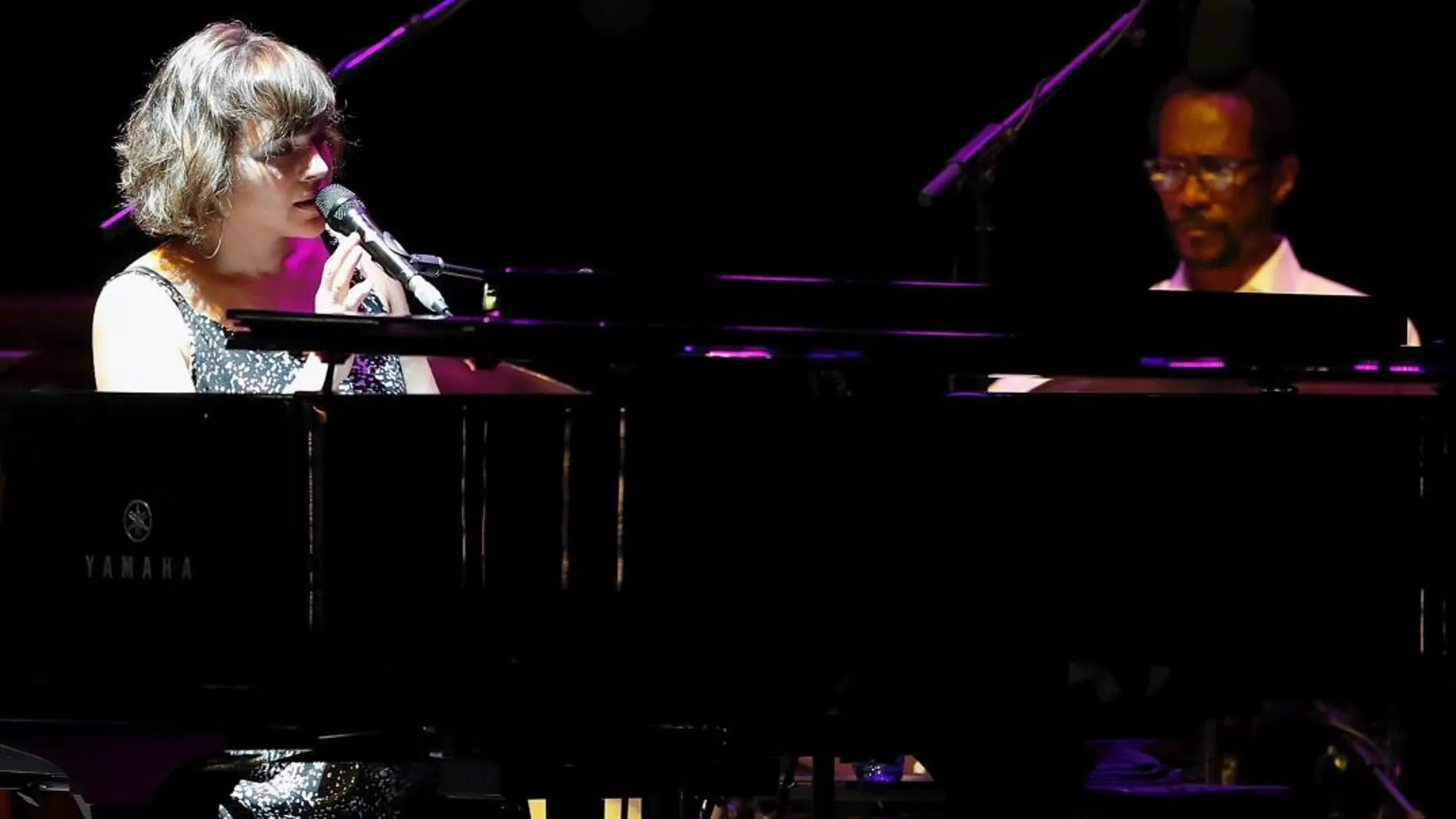 La cantante, compositora y pianista estadounidense Norah Jones (i), durante el concierto que cierra la tercera edición del ciclo musical Noches del Botánico. EFE/J.P. Gandul