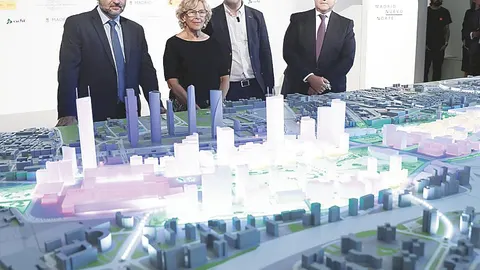 Carmena, junto a José Luis Ábalos y José Manuel Calvo durante la presentación