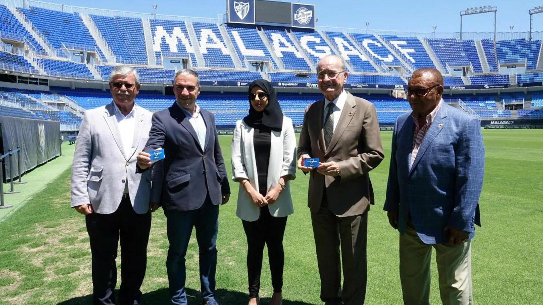 Elías Bendodo y Francisco De la torre, tras recoger sus abonos del Málaga C. F.