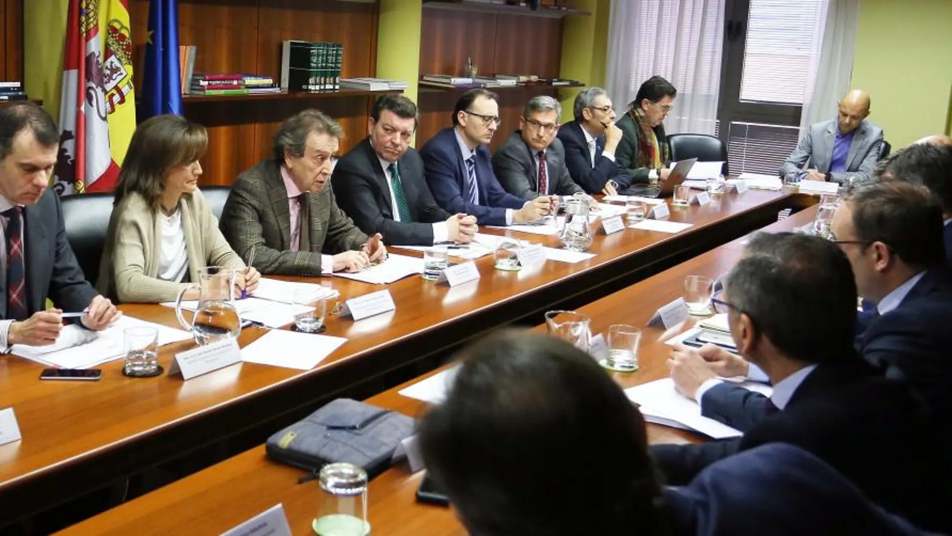 El vicepresidente de Castilla y León, José Antonio de Santiago-Juárez, acompañado de su equipo de la Consejería de la Presidencia, explica las nuevas líneas de ayudas a los representantes del Consejo de Cooperación Local