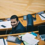 El conseller de Educación, Vicent Marzà recibió la felicitación de la vicepresidenta Oltra por sacar adelante esta nueva ley. El presidente de la Generalitat no asistió ayer al pleno de Les Corts