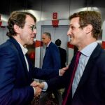 El líder de los populares en Castilla y León, Alfonso Fernández Mañueco, saluda al nuevo presidente del PP, Pablo Casado, durante el Comité Ejecutivo del partido celebrado en Barcelona