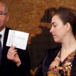 La concejal no adscrita, Nerea Belmonte, vota en blanco durante la elección de alcalde del ayuntamiento de Alicante