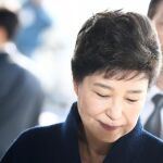 Fotografía de archivo tomada el 21 de marzo de 2017 que muestra a la expresidenta surcoreana Park Geun-hye a su llegada a la oficina del fiscal en Seúl (Corea del Sur) para asistir a un interrogatorio