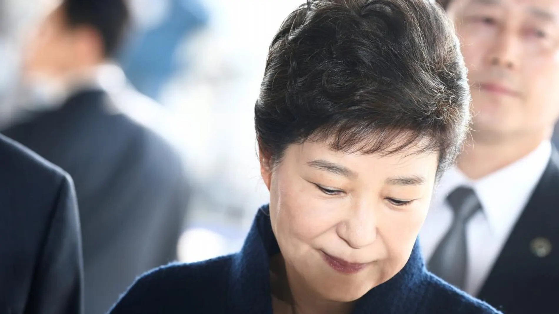 Fotografía de archivo tomada el 21 de marzo de 2017 que muestra a la expresidenta surcoreana Park Geun-hye a su llegada a la oficina del fiscal en Seúl (Corea del Sur) para asistir a un interrogatorio