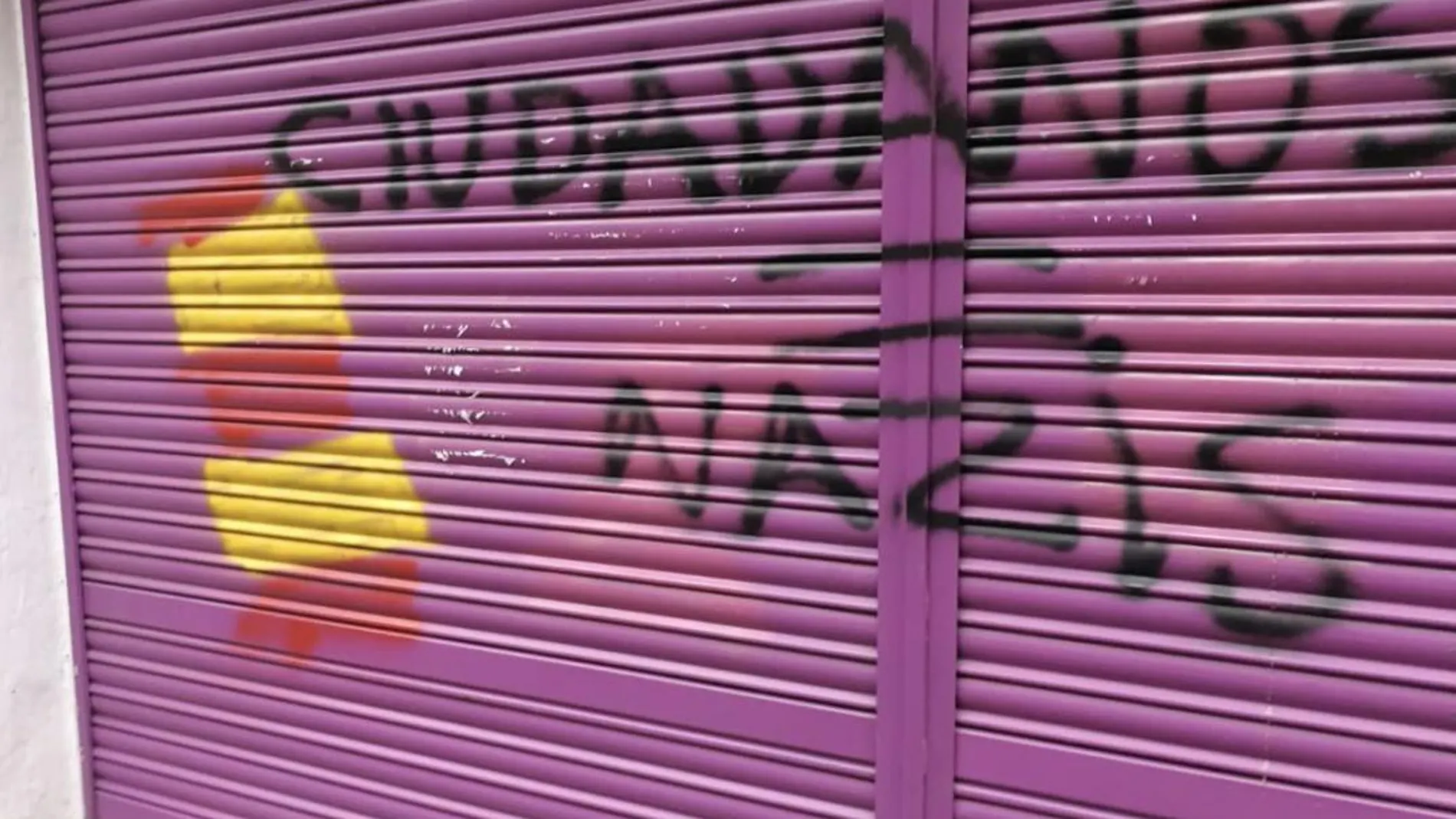 Pintada en el comercio de la madre de Albert Rivera. (Twitter)