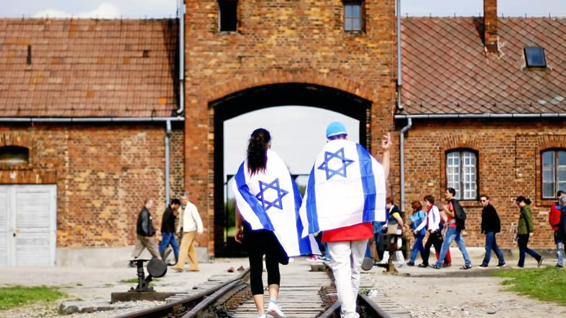Dos jóvenes con banderas de Israel