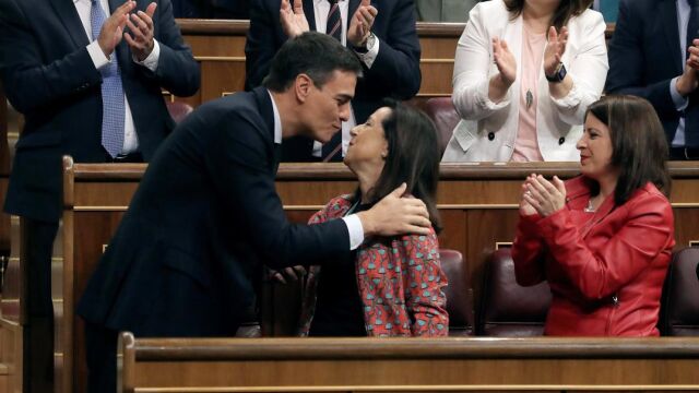 El secretario general del PSOE Pedro Sánchez y la portavoz parlamentaria del PSOE Margarita Robles. Foto: Efe