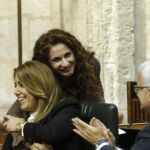 La consejera de Hacienda, María Jesús Montero, saluda a la presidenta de la Junta, Susana Díaz, en el Parlamento