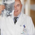 El director de Oncología del Vall d’Hebron sostiene una radiografía de colon rota. «Ya no se hacen, ahora trabajamos con colonoscopias», sonríe