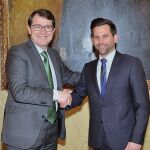 El alcalde de Salamanca, Alfonso Fernández Mañueco, y el portavoz de Ciudadanos en el Ayuntamiento, Alejandro González Bueno, suscriben el acuerdo para aprobar los Presupuestos
