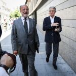 Javier León de la Riva y el exconcejal Manuel Sánchez, salen del juzgado tras declarar por el caso de las cartas de conformidad en mayo del pasado año