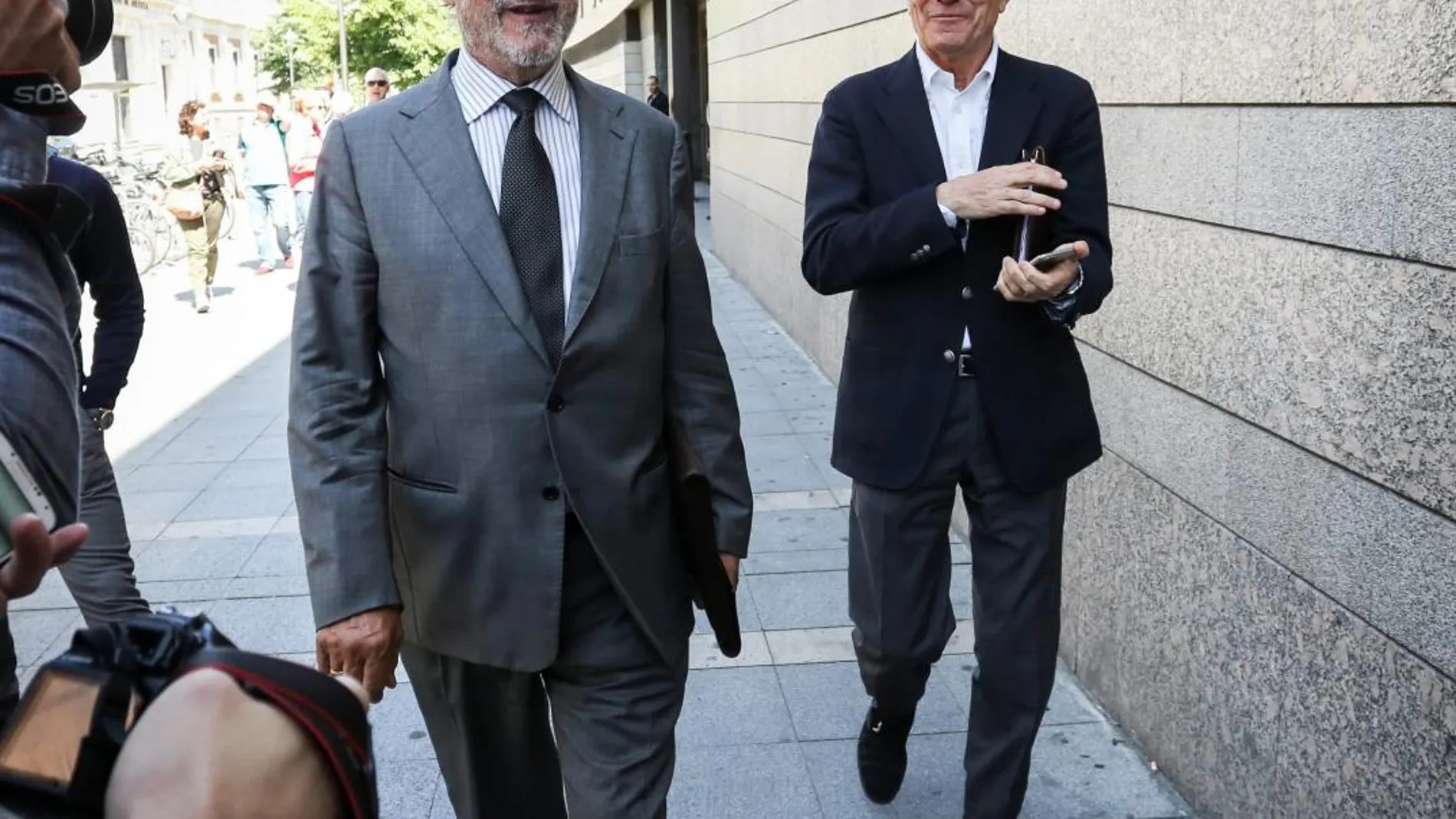 Javier León de la Riva y el exconcejal Manuel Sánchez, salen del juzgado tras declarar por el caso de las cartas de conformidad en mayo del pasado año