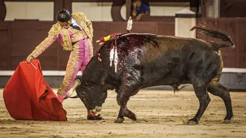 El Galo ejecutando un derechazo en la nocturna de Las Ventas / Plaza 1