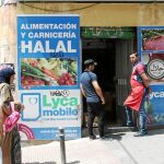 Las carnicerías del barrio madrileño de Lavapiés exponen con letreros gigantescos su certificación «halal» / Rubén Mondelo