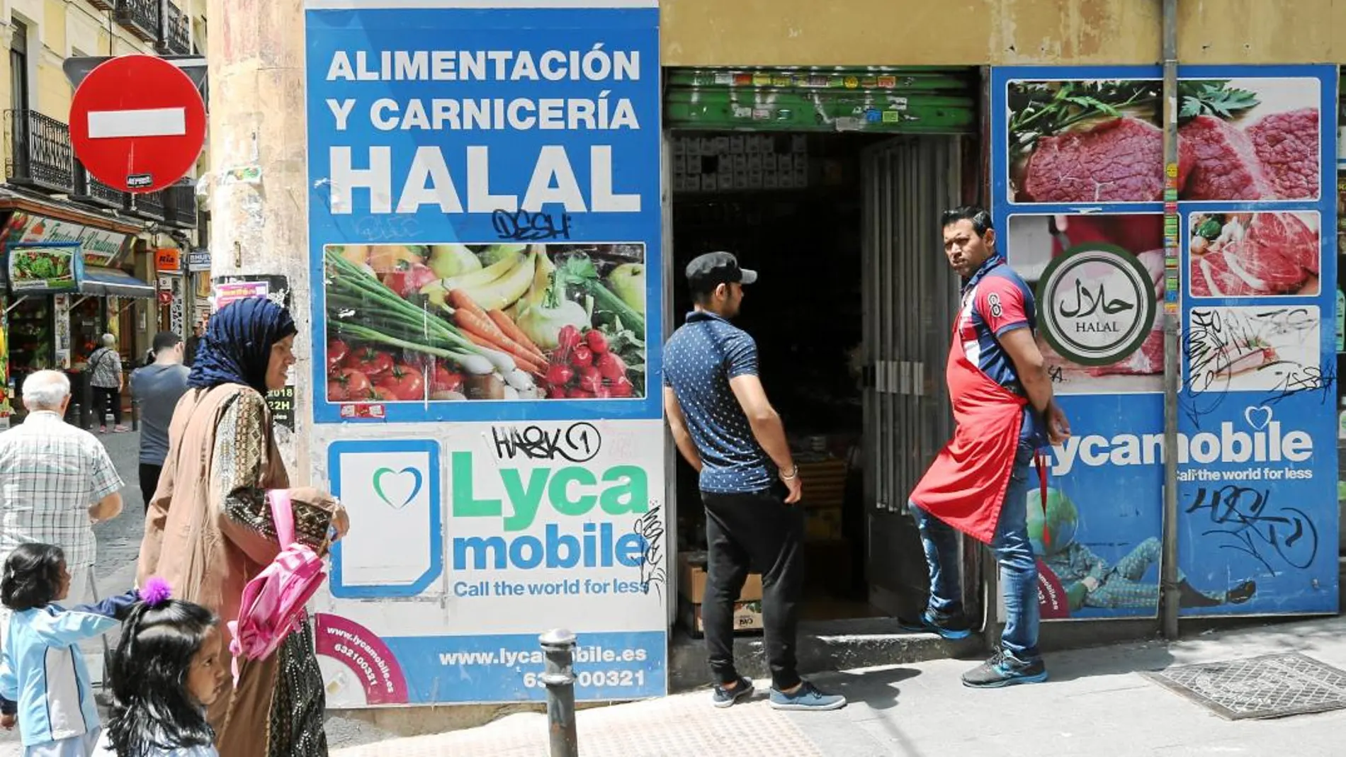 Las carnicerías del barrio madrileño de Lavapiés exponen con letreros gigantescos su certificación «halal» / Rubén Mondelo