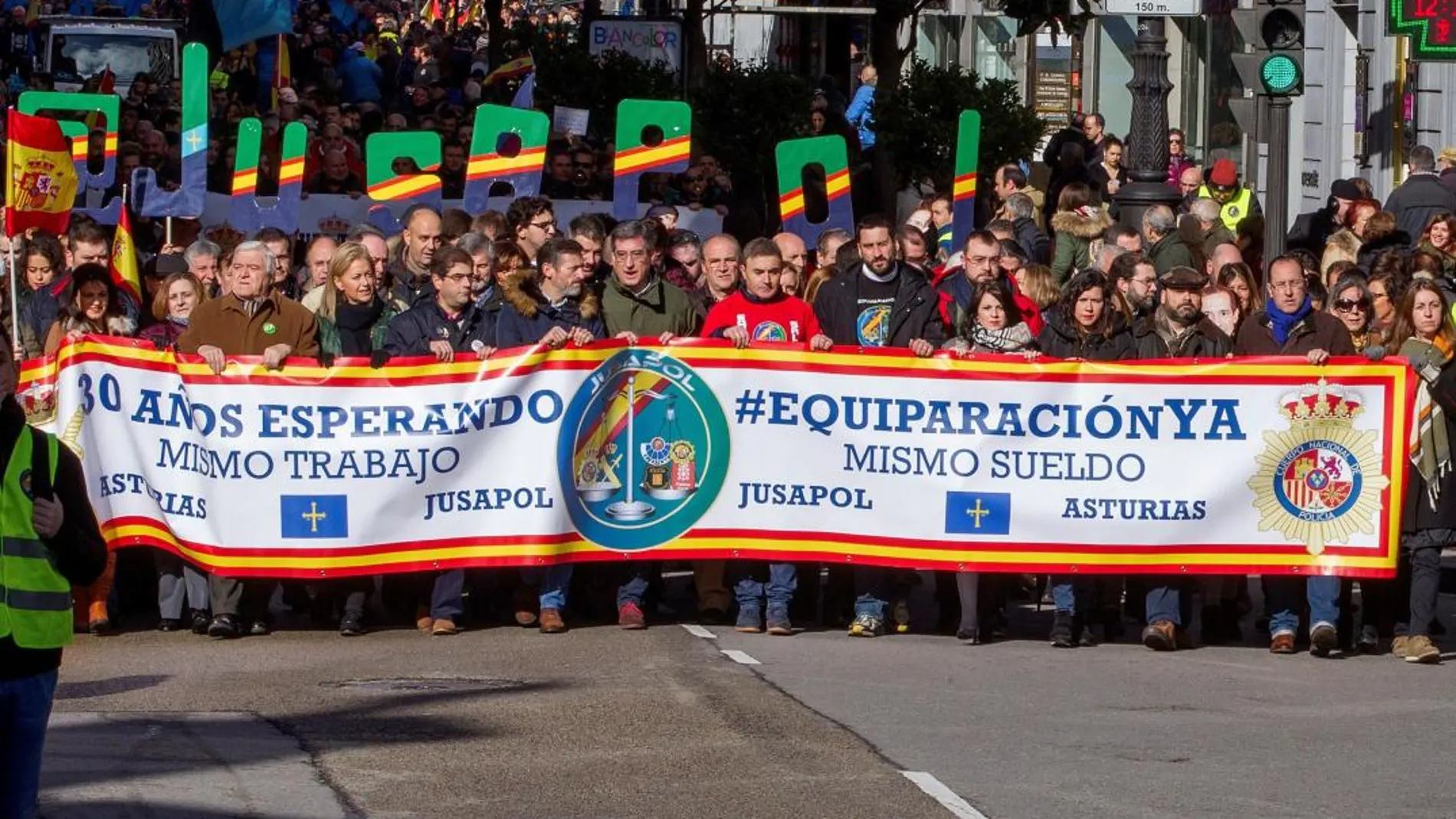 Miles de policías y guardias civiles procedentes de toda Asturias, Galicia y Castilla y León, principalmente, se han manifestado hoy por el centro de Oviedo/Efe
