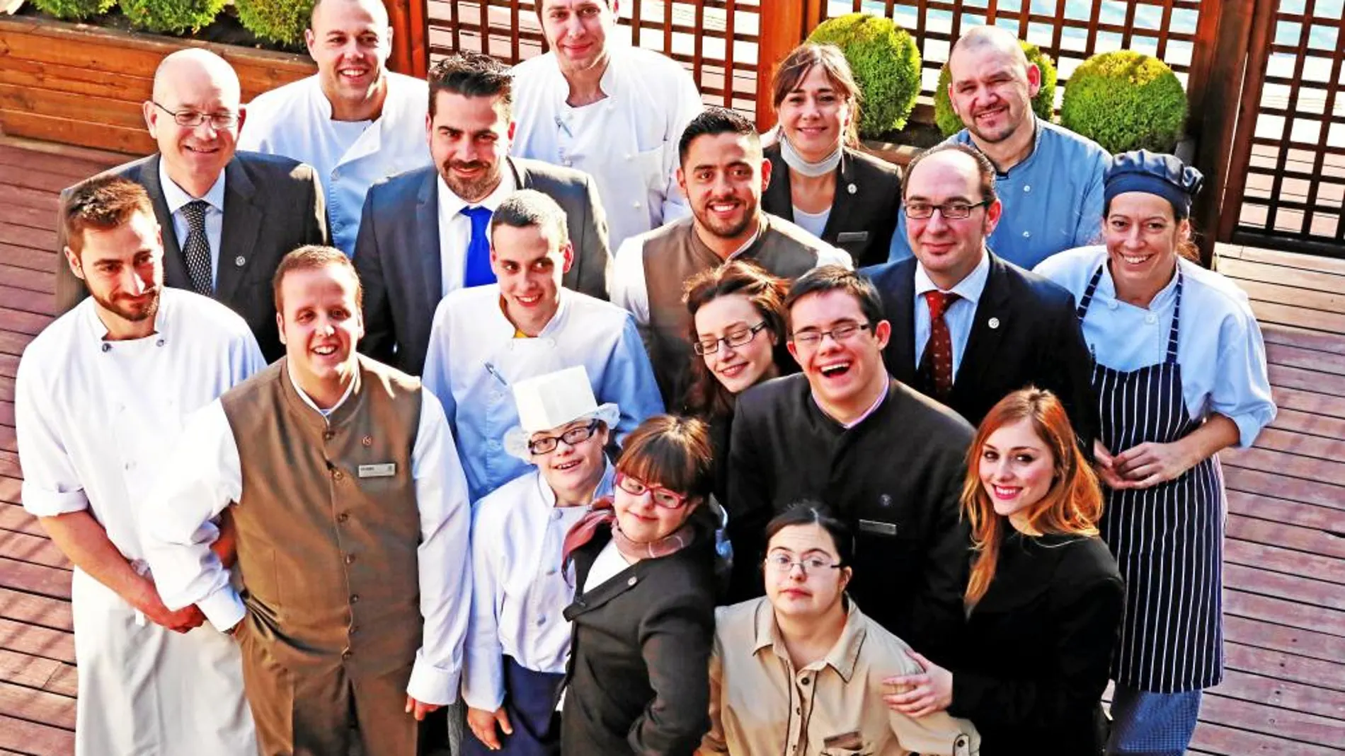 Foto de familia del personal de hotel junto a los protagonistas de «Con una sonrisa»