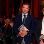 Álvaro Sánchez, autor del libro, junto a Fernando Conde, del Aula Cultural