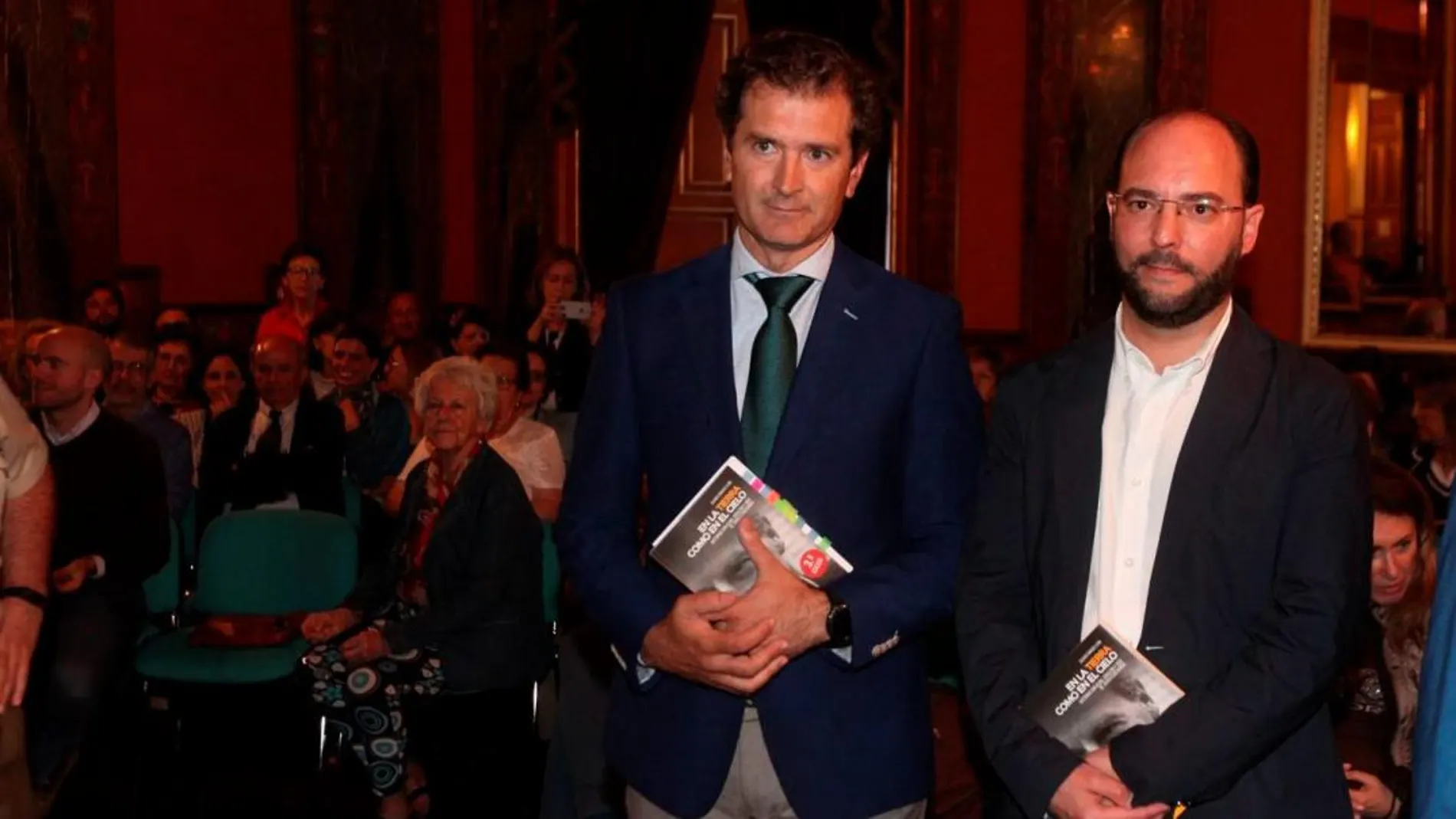 Álvaro Sánchez, autor del libro, junto a Fernando Conde, del Aula Cultural