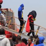 Inmigrantes de origen subsahariano rescatados de dos pateras y llevados al puerto de Algeciras (Cádiz), ayer / Foto: Efe