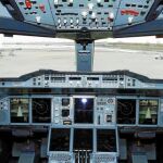 Los controles de vuelo automáticos están a punto de cumplir cien años desde que nacieron para «liberar» al ser humano de tareas rutinarias / Juan Scaliter