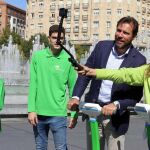 El alcalde Óscar Puente se fotografía con un grupo de jóvenes de la ciudad
