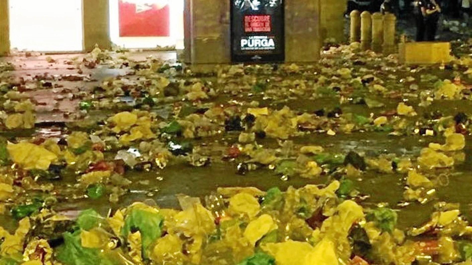 Así quedó la Puerta del Sol tras las celebraciones del Orgullo el pasado viernes 6 de julio