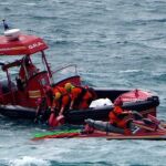 Un equipo subacuático del cuerpo de Bomberos de A Coruña, retiraba del agua el cuerpo de una persona que apareció flotando en una zona cercana a la coraza del Orzán, en A Coruña, donde en la madrugada del Viernes Santo desapareció la joven ourensana