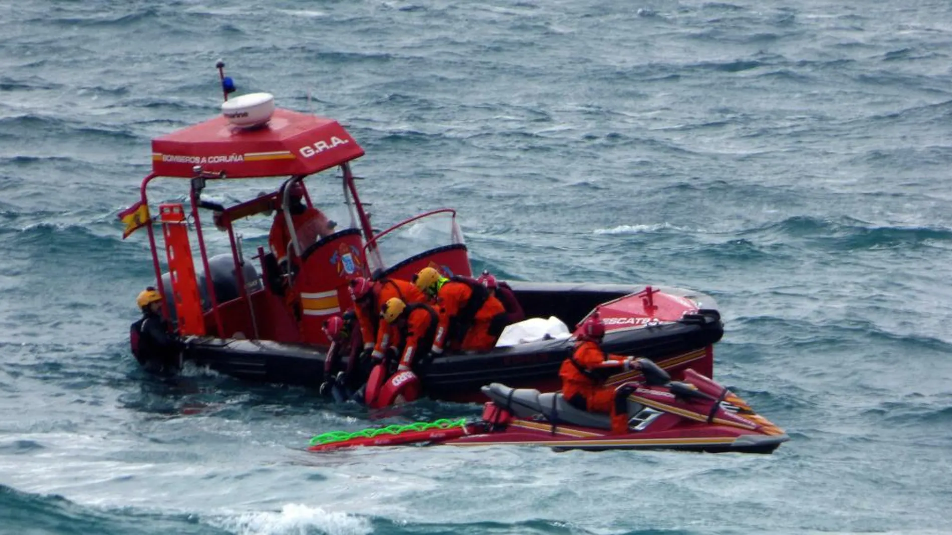 Un equipo subacuático del cuerpo de Bomberos de A Coruña, retiraba del agua el cuerpo de una persona que apareció flotando en una zona cercana a la coraza del Orzán, en A Coruña, donde en la madrugada del Viernes Santo desapareció la joven ourensana