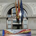 El Ayuntamiento de Valencia ha colgado en el balcón una pancarta con motivo del 80 aniversario de Valencia como capital de la República
