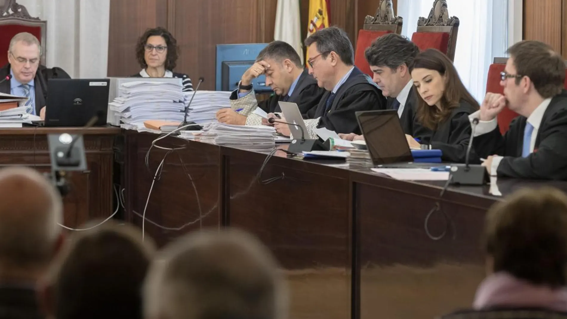 Tanto PP como Ciudadanos y Podemos reiteraron ayer que la Junta debe aclarar si está pagando la defensa de los ex altos cargos acusados en el «caso ERE», ya que, hasta la fecha, se ha limitado a señalar que están en su derecho de solicitar el abono. En la imagen, los representantes de las acusaciones tanto popular como pública