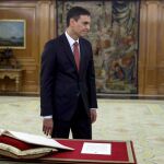 El líder del PSOE, Pedro Sánchez, prometiendo ante el Rey el cargo de presidente del Gobierno en el Palacio de la Zarzuela / Efe