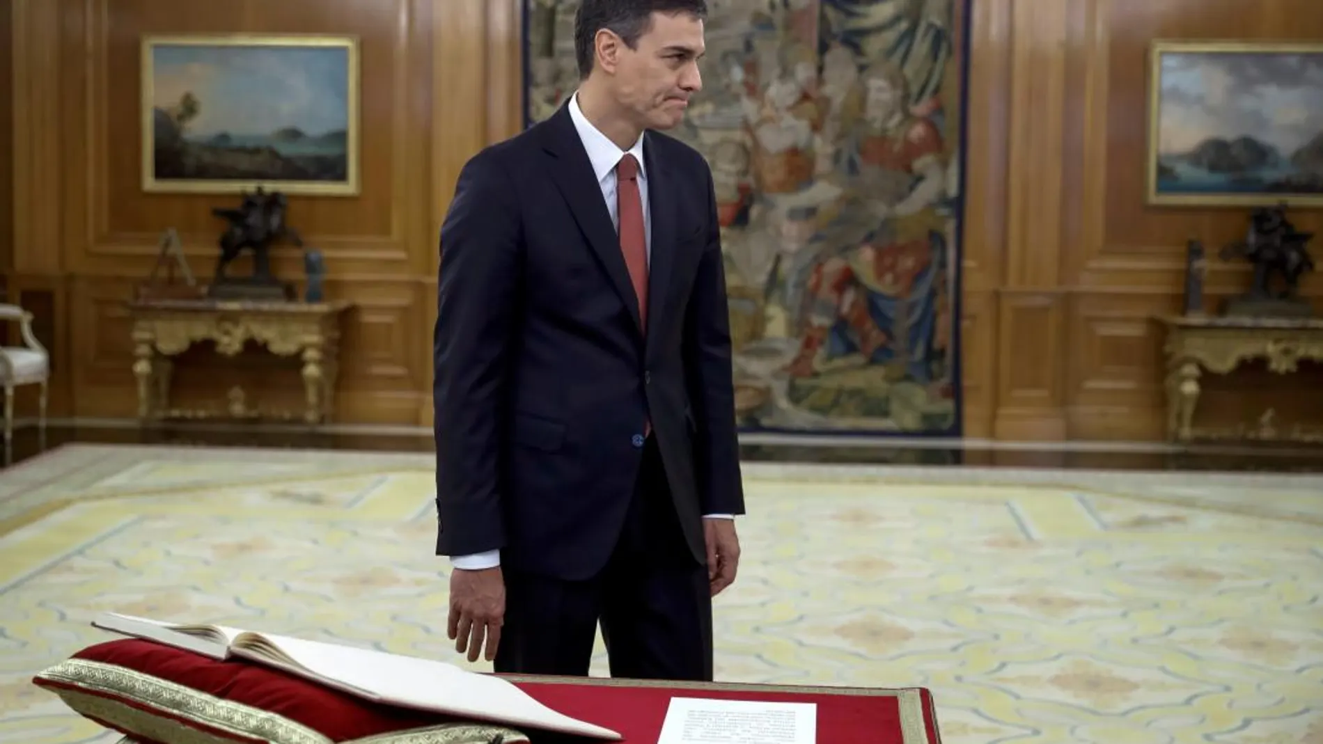 El líder del PSOE, Pedro Sánchez, prometiendo ante el Rey el cargo de presidente del Gobierno en el Palacio de la Zarzuela / Efe