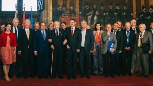 Kike Taberner. Foto de familia del jurado de los Premios Jaume I con la presencia del profesor Santiago Grisolía, impulsor de los galardones